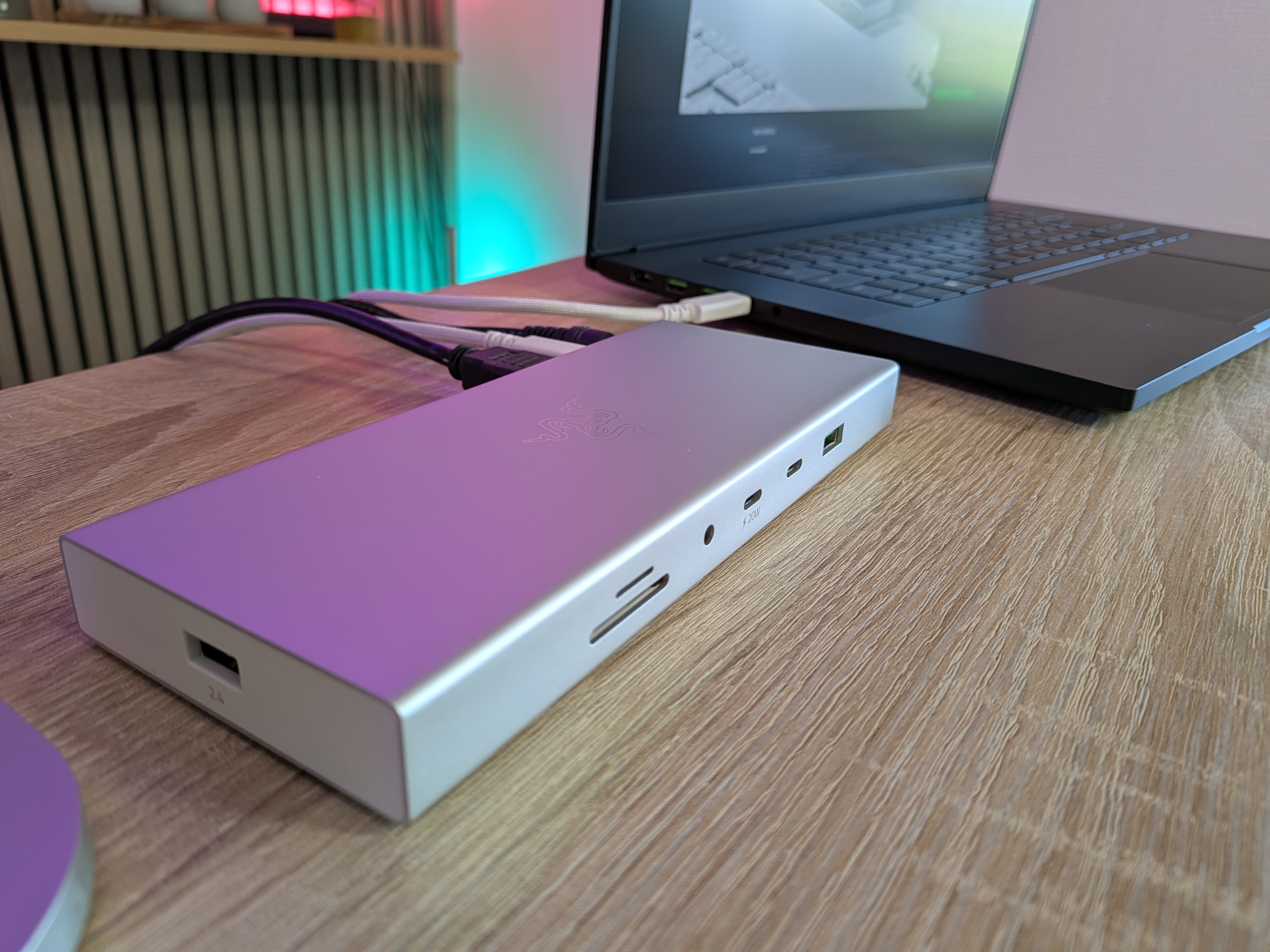 Razer USB 4 Dock fra siden.jpg